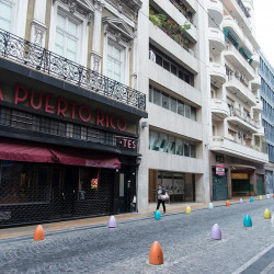 Tristes postales del centro de Buenos Aires transformado en un paisaje desolador por la falta de turistas y la crisis económica