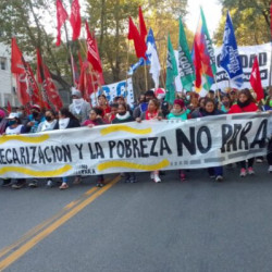 Movimientos sociales protestan en el centro porteño por el derecho habitacional