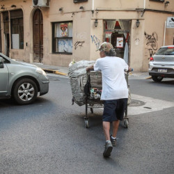 Para el Gobierno porteño, las personas en situación de calle y los cartoneros afean la ciudad como la basura