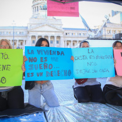 Derechos, afuera: cómo la entrada en vigencia del mega DNU de Milei empeorará la vida de millones de argentinos