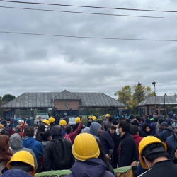 Desocupados de la construcción protestaron en el country de Caputo por la parálisis de la obra pública
