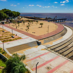 Costanera Norte: inauguraron un nuevo parque de tres hectáreas frente al río, con playa, senderos y un muelle