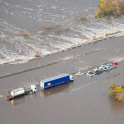 Inundaciones, rutas y vacunas: la falta de obra pública expone los límites del mercado