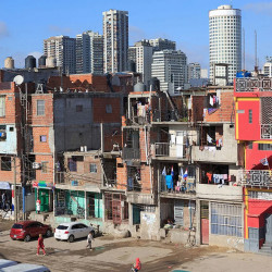 Construcción de viviendas en el Barrio 31: las grietas aparecieron en la comunicación