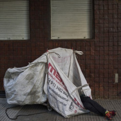 Ciudad: Aumentó fuerte la población con estudios terciarios y adultos mayores que viven en la calle