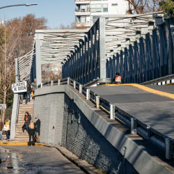 Otro revés para el gobierno porteño: la Justicia ordenó suspender la demolición del histórico puente Ciudad de la Paz