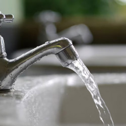 La mitad de los hogares del país no accede al menos a uno de los tres servicios básicos: agua, gas y cloacas