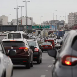 Un estudio revela cuánto tiempo pasan arriba del auto al año quienes viven a más de 40 km de la ciudad
