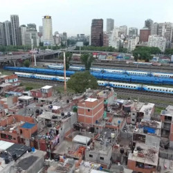 El intento de urbanizar villas falló y perjudicó a la clase media, dijo Jorge Macri y la oposición le respondió