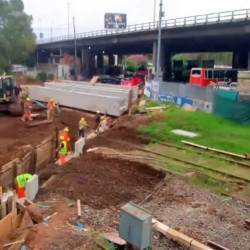 Montaron los puentes del tren Sarmiento para avanzar con el paso bajo nivel de Irigoyen
