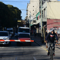 Guardabarreras y más mantenimiento en las vías del tren Sarmiento: el reclamo “eterno” de los vecinos de Flores y Caballito