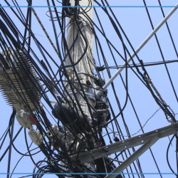 Zonas patrimoniales Avanza el plan para ordenar el cableado aéreo de CABA